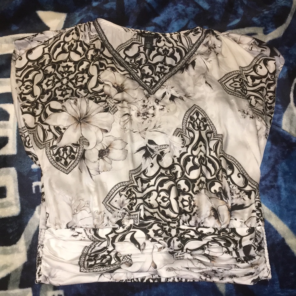 White House Black Market off white/Black tip Large